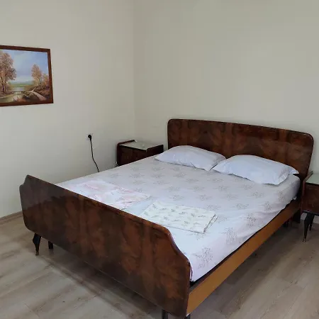 2 Bedroom House In Center Of Holiday home