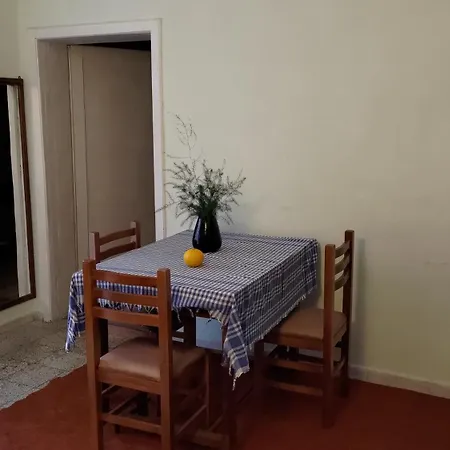2 Bedroom House In Center Of *